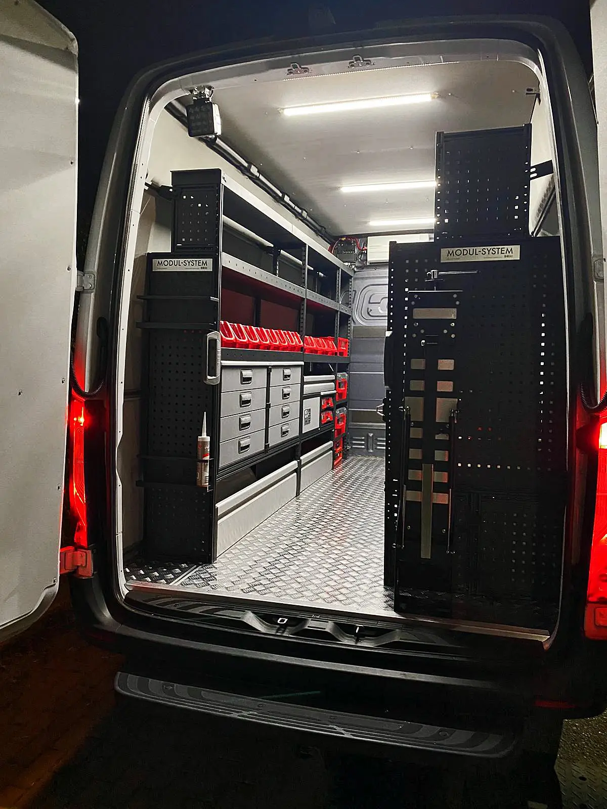Bedrijfswageninrichting met verlichting