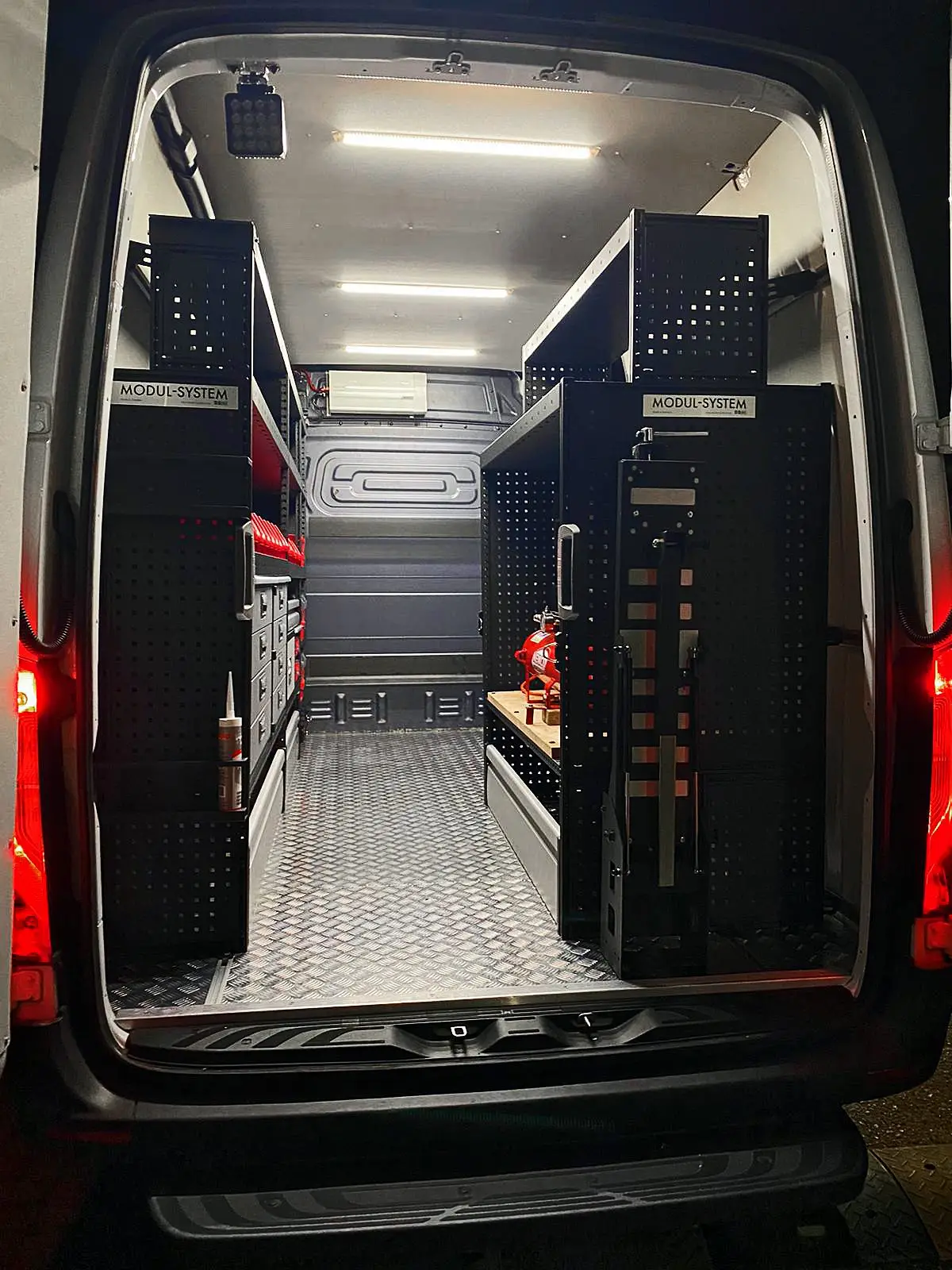 Bedrijfswageninrichting met verlichting