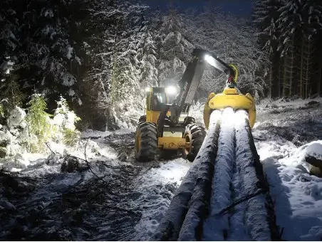 Werklichten op hefkraan tijdens winternacht